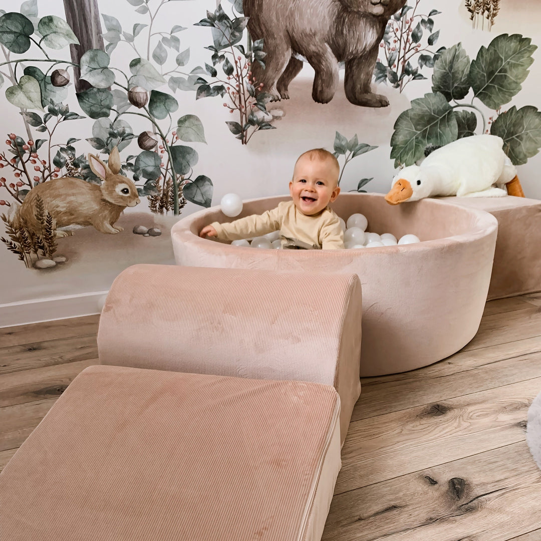 Spielset aus Sandschaumstoff und Samtcord mit rundem Bällebad