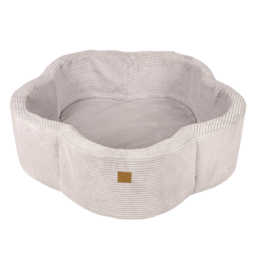 Ästhetische Ecru-Blume – Bällebad aus Schaumstoff