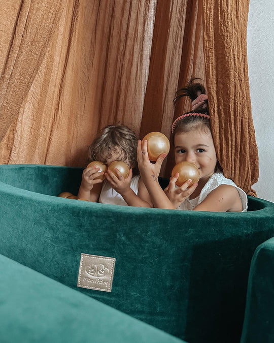 Bällebad aus Samt in Dunkelgrün